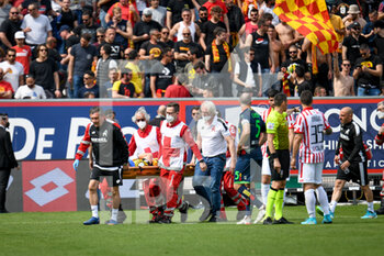 2022-04-30 - Vicenza's Samuele Longo injured by a firecracker by Lecce supporters out of game - LR VICENZA VS US LECCE - ITALIAN SERIE B - SOCCER