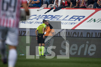 2022-04-30 - The referee of the match Maurizio Mariani at VAR - LR VICENZA VS US LECCE - ITALIAN SERIE B - SOCCER