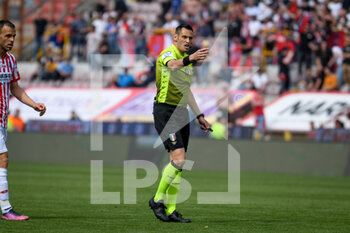 2022-04-30 - The referee of the match Maurizio Mariani concedes the repeating of penalty kick - LR VICENZA VS US LECCE - ITALIAN SERIE B - SOCCER