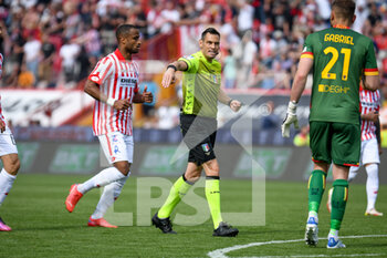 2022-04-30 - The referee of the match Maurizio Mariani concedes the repeating of penalty kick - LR VICENZA VS US LECCE - ITALIAN SERIE B - SOCCER