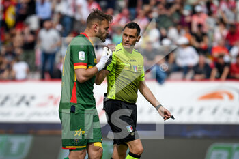 2022-04-30 - Lecce's Vasconcelos Ferreira Gabriel protests with the referee of the match Maurizio Mariani - LR VICENZA VS US LECCE - ITALIAN SERIE B - SOCCER