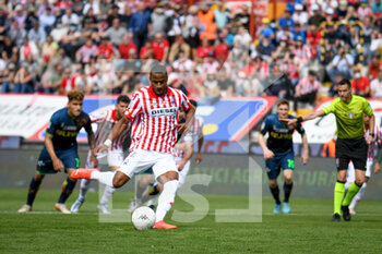 2022-04-30 - Vicenza's Davide Diaw scores a goal on penalty - LR VICENZA VS US LECCE - ITALIAN SERIE B - SOCCER
