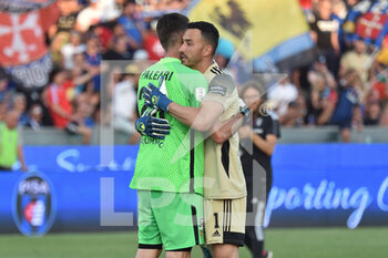 2022-05-21 - The two goalkeepers Alberto Andrea Paleari (Benevento) and Nicolas David Andrade (Pisa) at the end of the match - PLAY OFF - AC PISA VS BENEVENTO CALCIO - ITALIAN SERIE B - SOCCER