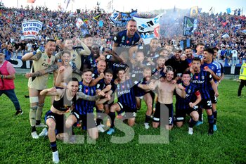 2022-05-21 - Players of Pisa celebrate at the end of the match - PLAY OFF - AC PISA VS BENEVENTO CALCIO - ITALIAN SERIE B - SOCCER
