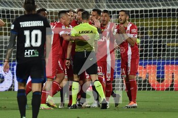 2022-05-29 - Players of Monza protest to the referee Maurizio Mariani - PLAY OFF - AC PISA VS AC MONZA - ITALIAN SERIE B - SOCCER