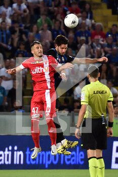 2022-05-29 - Head tackle by Dany Mota Carvalho (Monza) and Maxime Leverbe (Pisa) - PLAY OFF - AC PISA VS AC MONZA - ITALIAN SERIE B - SOCCER