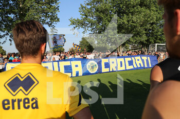 19/07/2022 - Players of Parma Calcio greets his fans during the training session on July 19, 2022 in Collecchio (PR), Italy. - PARMA CALCIO PRE-SEASON TRAINING SESSION - ALTRO - CALCIO