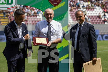 2022-09-03 - Maurizio Poli award ceremony, Marcello Cardona president of reggina and Felice Saladini patron reggina - REGGINA 1914 VS PALERMO FC - ITALIAN SERIE B - SOCCER
