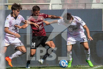 2022-09-03 - Liotti Daniele reggina carries the ball - REGGINA 1914 VS PALERMO FC - ITALIAN SERIE B - SOCCER