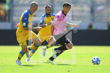 2022-09-17 - FROSINONE, ITALY -  September 17 :  Fabio Lucioni (L) of  Frosinone in action against  Dario Saric(R) of  Palermo during the  Serie B  soccer match between  Frosinone and Palermo Stadio Benito Stirpe on September 17,2022 in Frosinone Italy

 - FROSINONE CALCIO VS PALERMO FC - ITALIAN SERIE B - SOCCER