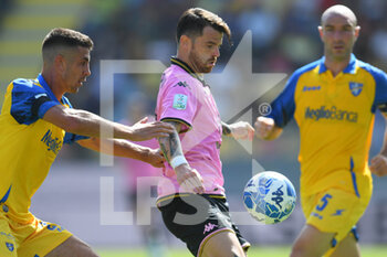 2022-09-17 - FROSINONE, ITALY -  September 17 :  Luca Ravanelli (L) of  Frosinone in action against  Luigi Brunori (R) of  Palermo during the  Serie B  soccer match between  Frosinone and Palermo Stadio Benito Stirpe on September 17,2022 in Frosinone Italy

 - FROSINONE CALCIO VS PALERMO FC - ITALIAN SERIE B - SOCCER