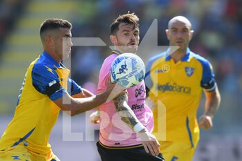 2022-09-17 - FROSINONE, ITALY -  September 17 :  Luca Ravanelli (L) of  Frosinone in action against  Dario Saric (R) of  Palermo during the  Serie B  soccer match between  Frosinone and Palermo Stadio Benito Stirpe on September 17,2022 in Frosinone Italy

 - FROSINONE CALCIO VS PALERMO FC - ITALIAN SERIE B - SOCCER