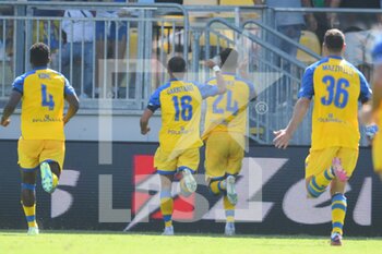 2022-09-17 - FROSINONE, ITALY - September 17 : Luca Moro (24) of Frosinone  celebrates with his team mates after scores  the opening  goal during    soccer match between  Frosinone  and Palermo at Stadio Benito Stirpe on September 17,2022  in Frosinone Italy 

 - FROSINONE CALCIO VS PALERMO FC - ITALIAN SERIE B - SOCCER