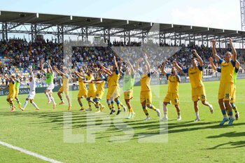 2022-09-17 - FROSINONE, ITALY - September 17 :  Players Frosinone Celebrate after the winning during  Italian Serie B soccer match between  Frosinone and Palermo at Stadio Benito Stirpe on September 17,2022  in Frosinone Italy   - FROSINONE CALCIO VS PALERMO FC - ITALIAN SERIE B - SOCCER