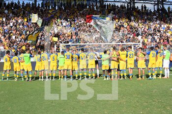 2022-09-17 - FROSINONE, ITALY - September 17 :  Players Frosinone Celebrate after the winning during  Italian Serie B soccer match between  Frosinone and Palermo at Stadio Benito Stirpe on September 17,2022  in Frosinone Italy   - FROSINONE CALCIO VS PALERMO FC - ITALIAN SERIE B - SOCCER