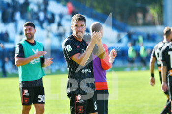 2022-10-01 - kevin strootman (genoa) greets the fans at the end of the game - SPAL VS GENOA CFC - ITALIAN SERIE B - SOCCER