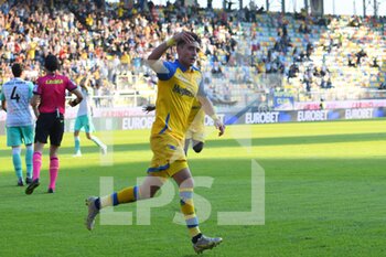 2022-10-08 - FROSINONE, ITALY - October 8 : of Players  celebrates  after Giuseppe Casoscores a goal during the Italian Serie B  soccer match between  Frosinone and Spal at Stadio Benito Stirpe on October 8,2022 in Frosinone Italy.  - FROSINONE CALCIO VS SPAL - ITALIAN SERIE B - SOCCER