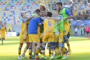 2022-10-08 - FROSINONE, ITALY - October 8 : of Players  celebrates  after Giuseppe Casoscores a goal during the Italian Serie B  soccer match between  Frosinone and Spal at Stadio Benito Stirpe on October 8,2022 in Frosinone Italy.  - FROSINONE CALCIO VS SPAL - ITALIAN SERIE B - SOCCER