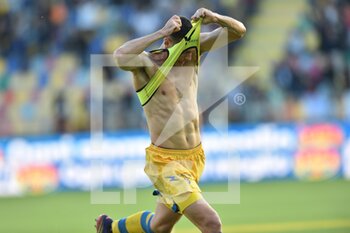 2022-10-08 - FROSINONE, ITALY - October 8 : Luca mazzitelli of Frosinone  celebrates after scores a goal during  Italian Serie B soccer match between  Frosinone  and Spal at Stadio Benito Stirpe on October 8,2022  in Frosinone Italy - FROSINONE CALCIO VS SPAL - ITALIAN SERIE B - SOCCER