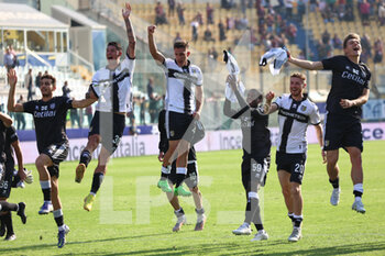 2022-10-15 - Players (Parma Calcio) celebrate the victory - PARMA CALCIO VS REGGINA 1914 - ITALIAN SERIE B - SOCCER