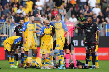 2022-10-22 - FROSINONE, ITALY - October 22 :  Players   of Frosinone and Bari gestures at referee Daniele Perenzoni during the  Serie B soccer match between Frosinone and  Bari  at Stadio Benito Stirpe  on October 22,2022 in Frosinone Italy  - FROSINONE CALCIO VS SSC BARI - ITALIAN SERIE B - SOCCER