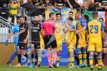 2022-10-22 - FROSINONE, ITALY - October 22 : The Referee Daniele Perenzoni  Show card at players frosinone at Bari during Italian Serie B soccer match at between  Frosinone and Bari  Stadio Benito Stirpe on October 22,2022 in Frosinone Italy   - FROSINONE CALCIO VS SSC BARI - ITALIAN SERIE B - SOCCER