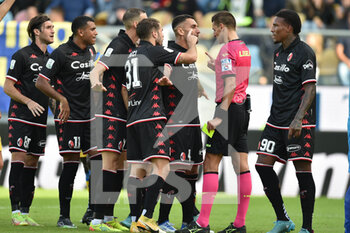 2022-10-22 - FROSINONE, ITALY - October 22 : Players  of Bari gestures at referee Daniele Perenzoni during Italian Serie B soccer match between  Frosinone and Bari at Stadio Benito Stirpe on October 22,2022  in Frosinone Italy - FROSINONE CALCIO VS SSC BARI - ITALIAN SERIE B - SOCCER