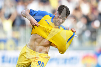2022-10-22 - FROSINONE, ITALY - October 22 : Gennaro Borrelli of Frosinone  celebrates after scores a goal during  Italian Serie B soccer match between  Frosinone  and Bari at Stadio Benito Stirpe on October 22,2022  in Frosinone Italy - FROSINONE CALCIO VS SSC BARI - ITALIAN SERIE B - SOCCER