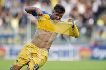 2022-10-22 - FROSINONE, ITALY - October 22 : Gennaro Borrelli of Frosinone  celebrates after scores a goal during  Italian Serie B soccer match between  Frosinone  and Bari at Stadio Benito Stirpe on October 22,2022  in Frosinone Italy - FROSINONE CALCIO VS SSC BARI - ITALIAN SERIE B - SOCCER