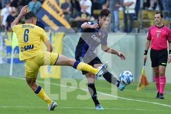 2022-10-23 - Pietro Beruatto (Pisa) thwarted by Luca  Magnino (Modena) - AC PISA VS MODENA FC - ITALIAN SERIE B - SOCCER