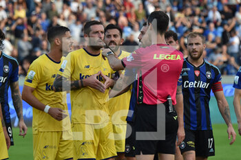 2022-10-23 - Players of Modena talk to the referee - AC PISA VS MODENA FC - ITALIAN SERIE B - SOCCER