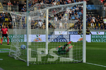 2022-10-23 - Ettore Gliozzi (Pisa) scores the goal of 1-1 on penalty - AC PISA VS MODENA FC - ITALIAN SERIE B - SOCCER