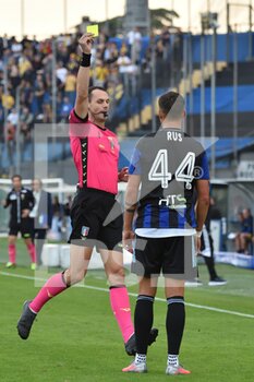 2022-10-23 - The referee Matteo Gariglio shows yellow card to Adrian Rus (Pisa) - AC PISA VS MODENA FC - ITALIAN SERIE B - SOCCER