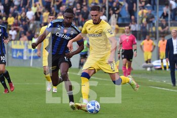 2022-10-23 - Paulo Daniel  Dentello Azzi (Modena) in action thwarted by Idrissa Toure' (Pisa) - AC PISA VS MODENA FC - ITALIAN SERIE B - SOCCER