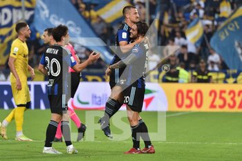 2022-10-23 - Gaetano Masucci (Pisa) celebrates with Ernesto Torregrossa after the goal of 3-1 - AC PISA VS MODENA FC - ITALIAN SERIE B - SOCCER