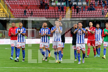 2022-11-05 - the SSC Bari players greet their supporters - BENEVENTO CALCIO VS SSC BARI - ITALIAN SERIE B - SOCCER