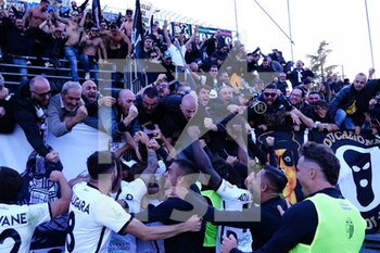 2022-11-05 - Eric Botteghin (Ascoli Calcio FC) celebrates the goal with Ascoli Calcio FC supporters - BRESCIA CALCIO VS ASCOLI CALCIO - ITALIAN SERIE B - SOCCER