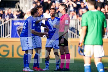 2022-11-05 - The team (Brescia FC) disappointed with Matteo Gariglio (Referee) - BRESCIA CALCIO VS ASCOLI CALCIO - ITALIAN SERIE B - SOCCER