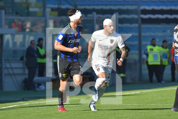 2022-11-05 - Ernesto Torregrossa (Pisa) and Pietro  Martino (Cosenza) after head injury - AC PISA VS COSENZA CALCIO - ITALIAN SERIE B - SOCCER