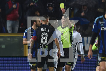 2022-12-08 - The referee Alberto Santoro shows yellow card to Marius Marin (Pisa) - AC PISA VS ASCOLI CALCIO - ITALIAN SERIE B - SOCCER