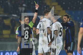 2022-12-08 - The referee Alberto Santoro shows yellow card to Aljaz  Tavcar (Ascoli) - AC PISA VS ASCOLI CALCIO - ITALIAN SERIE B - SOCCER