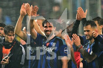 2022-12-08 - Arturo Calabresi (Pisa) greets fans of Pisa at the end of the match - AC PISA VS ASCOLI CALCIO - ITALIAN SERIE B - SOCCER