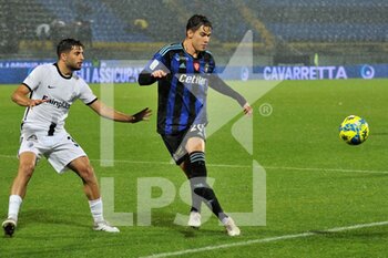 2022-12-08 - Pietro Beruatto (Pisa) thwarted by Samuel  Giovane (Ascoli) - AC PISA VS ASCOLI CALCIO - ITALIAN SERIE B - SOCCER