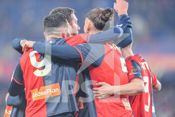 2022-12-18 - Team Genoa celebrates after scoring a goal 1 - 0 - GENOA CFC VS FROSINONE CALCIO - ITALIAN SERIE B - SOCCER