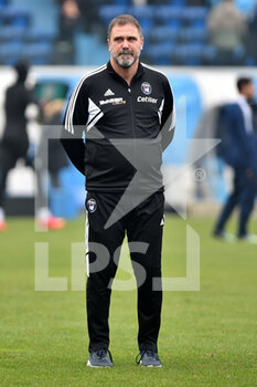 2022-12-26 - Head coach of Pisa Luca D'Angelo during warm up - SPAL VS AC PISA - ITALIAN SERIE B - SOCCER