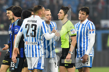 2022-12-26 - Alessandro  Murgia (Spal) talk to the referee Alessandro Prontera after the red card - SPAL VS AC PISA - ITALIAN SERIE B - SOCCER