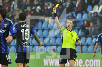 2022-12-26 - The referee Alessandro Prontera shows yellow card to Giuseppe Mastinu (Pisa) - SPAL VS AC PISA - ITALIAN SERIE B - SOCCER
