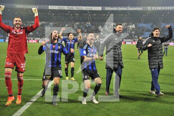2022-12-26 - Players of Pisa celebrate at the end of the match - SPAL VS AC PISA - ITALIAN SERIE B - SOCCER