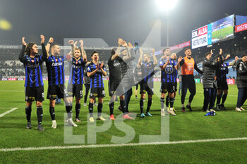 2022-12-26 - Players of Pisa celebrate with their fans at the end of the match - SPAL VS AC PISA - ITALIAN SERIE B - SOCCER