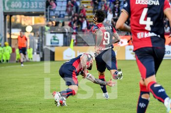 2022-12-26 - Gianluca Lapadula of Cagliari Calcio, Esultanza, Joy After scoring goal, - CAGLIARI VS COSENZA - ITALIAN SERIE B - SOCCER